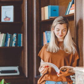 Dívka prohlížející si knihu
